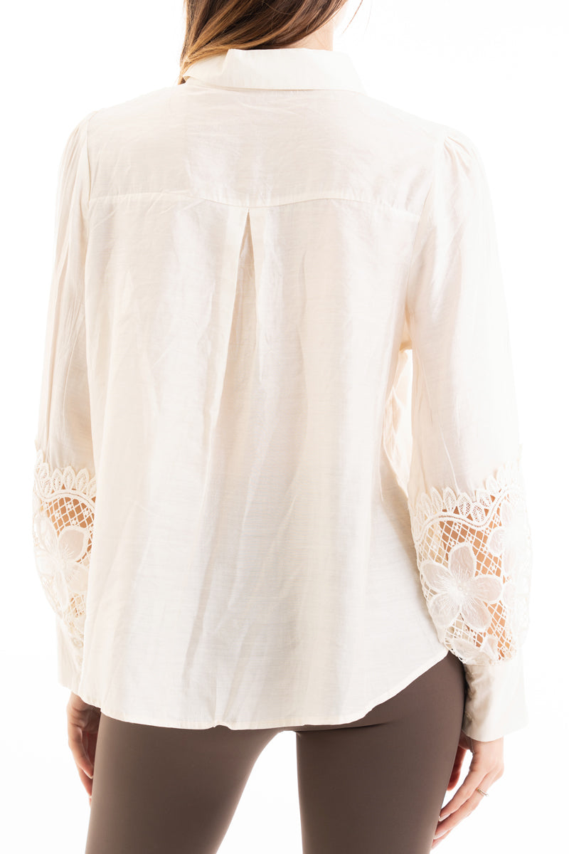 modella indossando Camicia donna in viscosa e tencel con inserti macramé e maniche a palloncino colore