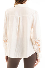 modella indossando Camicia donna in viscosa e tencel con inserti macramé e maniche a palloncino colore