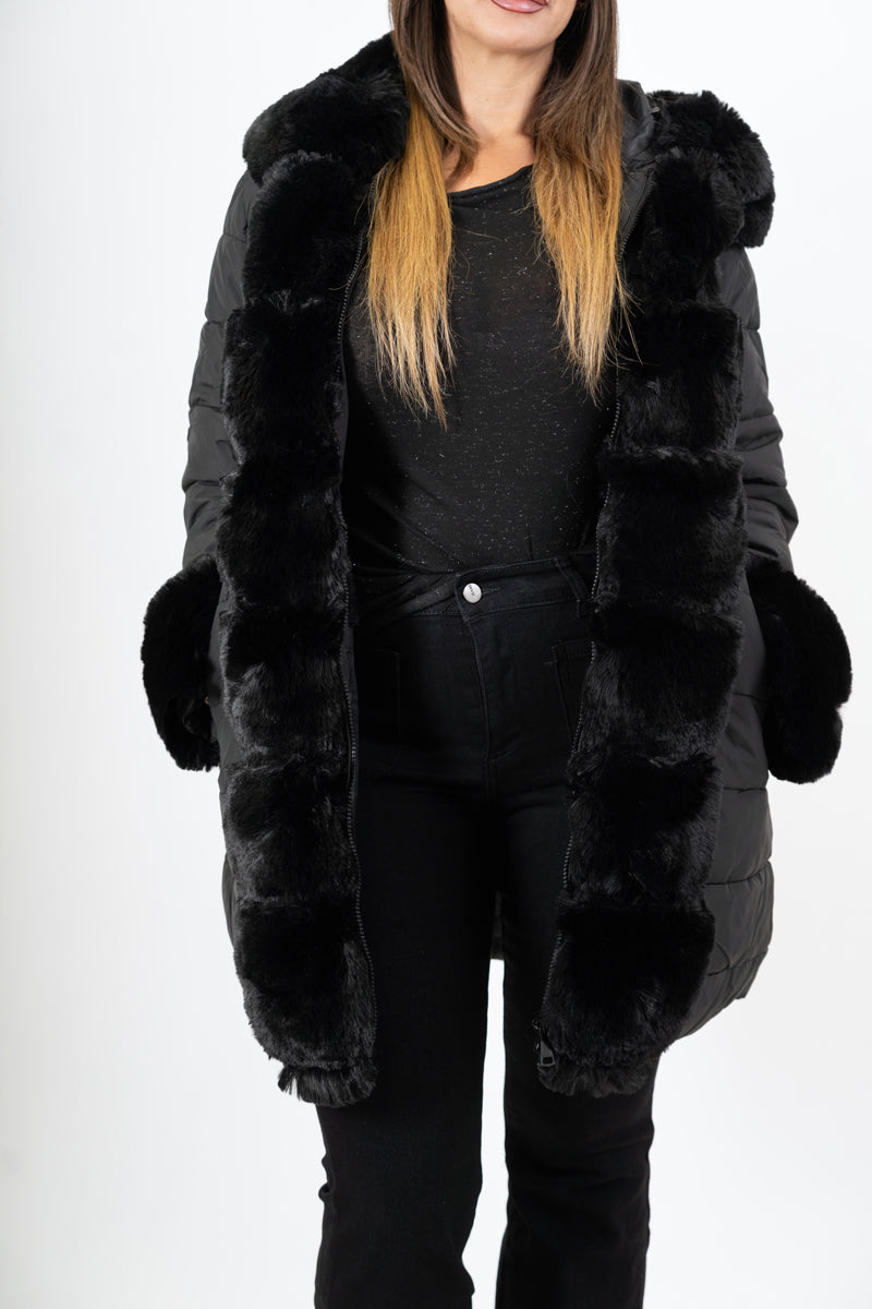 modella indossando Piumino avvitato con cappuccio e pelliccia rimovibile colore