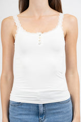 Top in maglina elasticizzata con pizzo e bottoni decorativi.