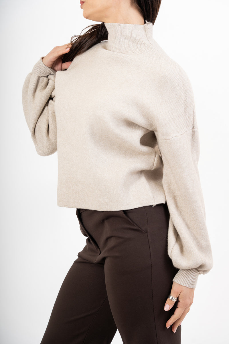 modella indossando Maglia over in filato spesso con collo vulcano e maniche a palloncino colore