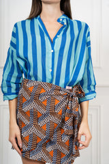 modella indossando Camicia in Cotone Leggero a Righe Bicolore Made in Italy colore