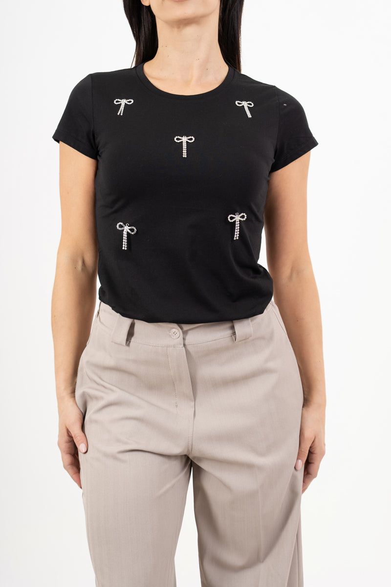 modella indossando T-shirt in cotone elasticizzato con applicazioni gioiello fiocco colore Nero Unica