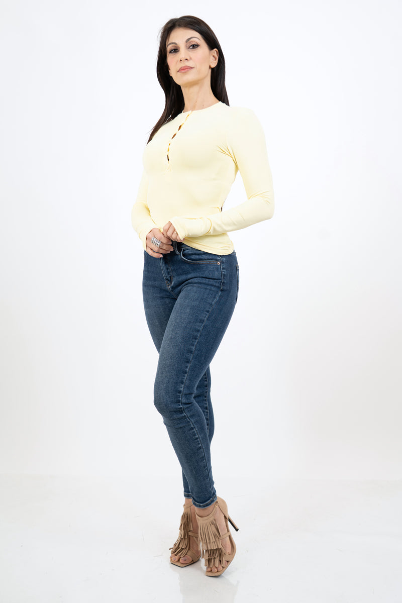 modella indossando Maglia serafino in maglina elasticizzata con foro per il pollice colore