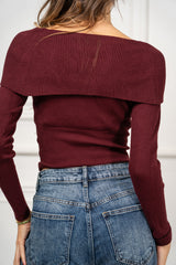 modella indossando Maglia Liora scollo Bardot colore