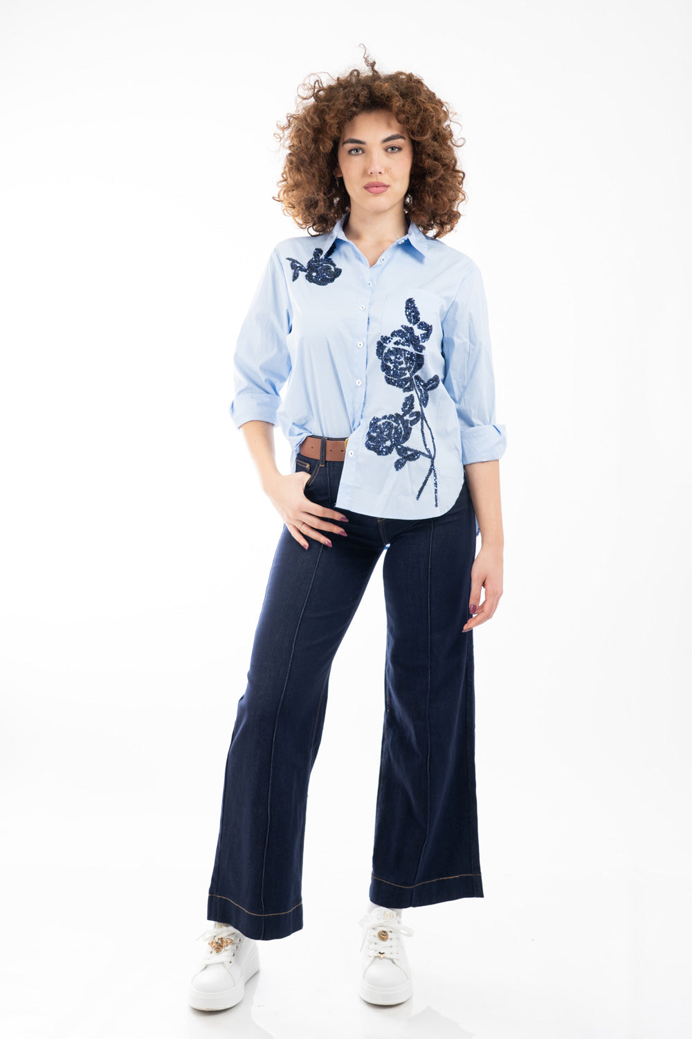 modella indossando Camicia in cotone con applicazioni di paillettes floreali colore