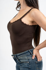 modella indossando Top in maglina elasticizzata con pizzo e bottoni decorativi colore