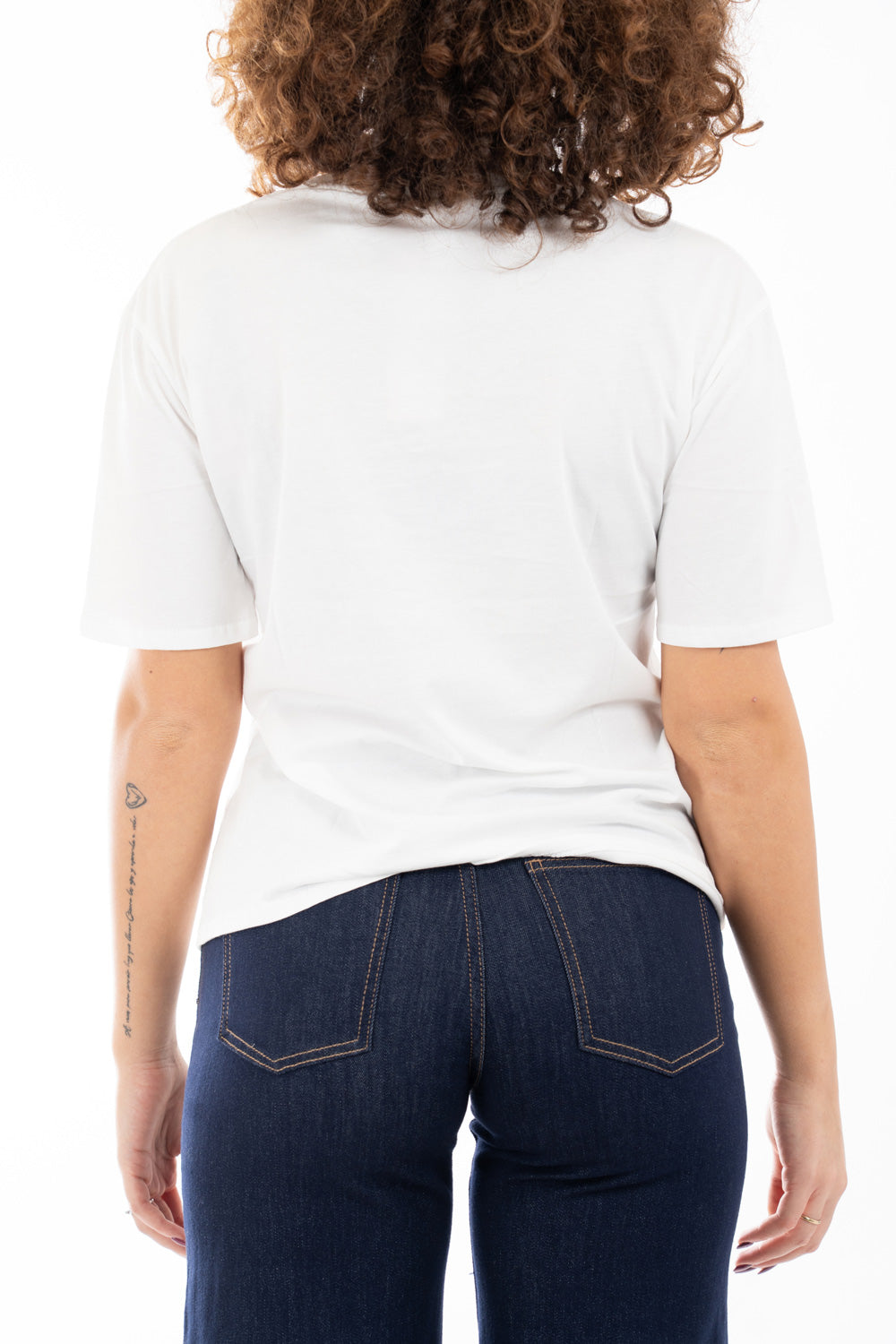 modella indossando T-shirt in cotone con ricamo bassotto Made in Italy colore