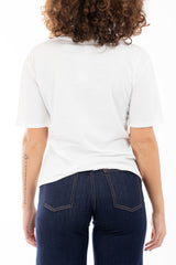 modella indossando T-shirt in cotone con ricamo bassotto Made in Italy colore