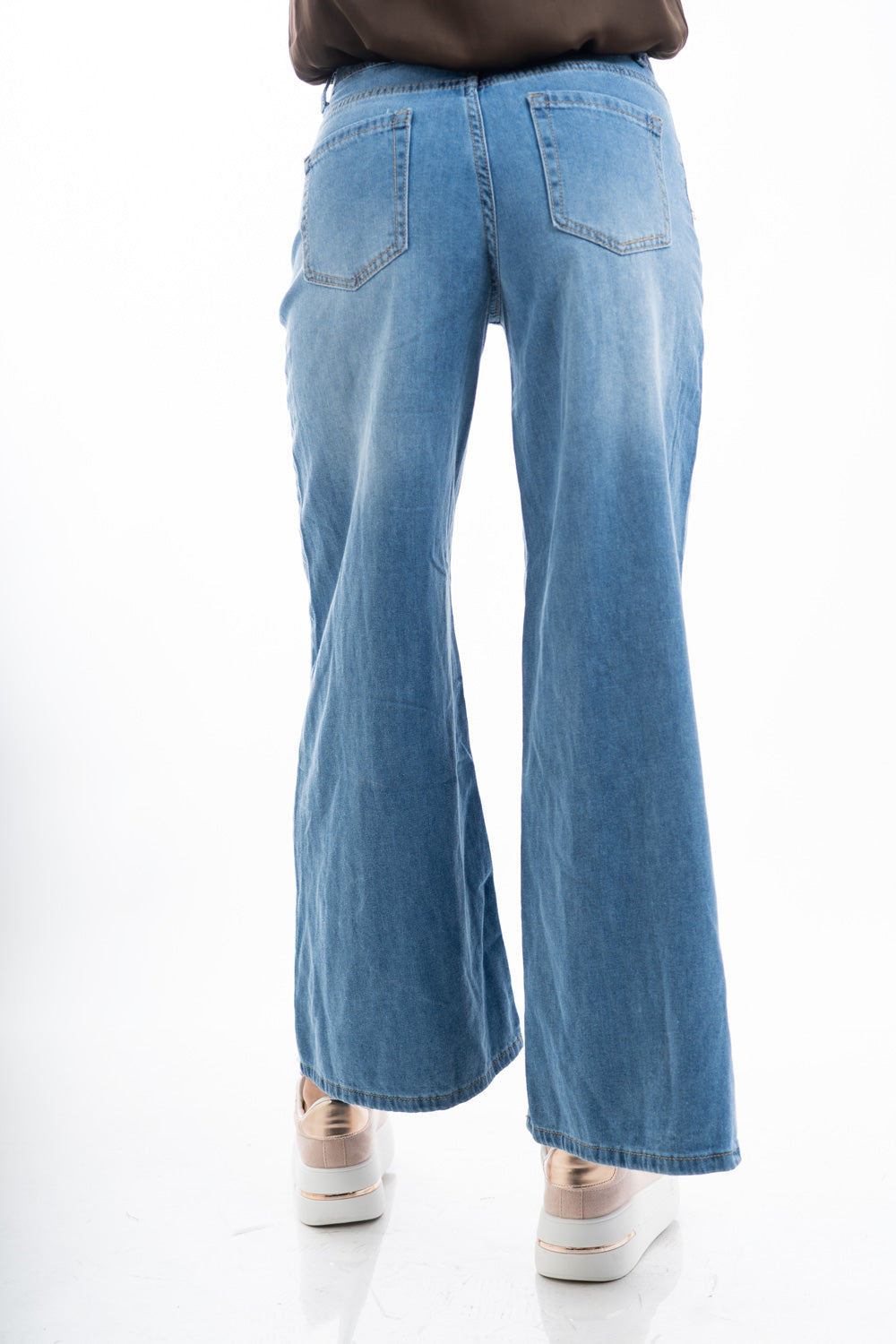 modella indossando Jeans gamba ampia leggermente svasato in denim elasticizzato colore