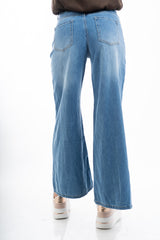 modella indossando Jeans gamba ampia leggermente svasato in denim elasticizzato colore