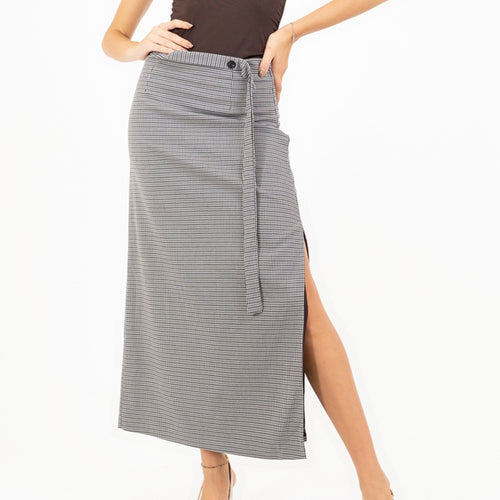 modella indossando Gonna MiniCheck finto portafoglio con fusciacca colore Grigio-Marrone