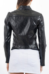 modella indossando Giacca in ecopelle morbida nera con zip frontale e collo coreano colore