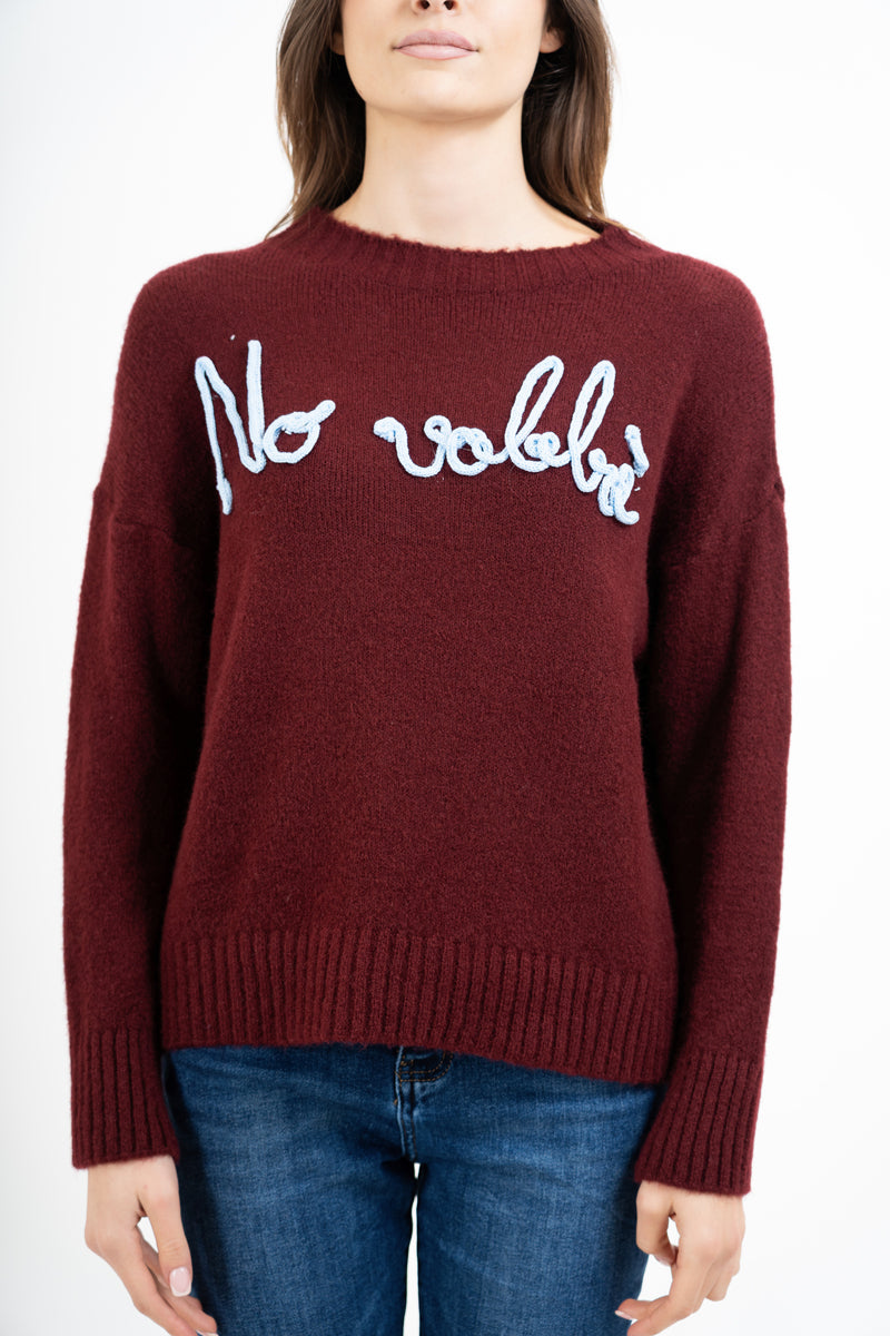 modella indossando Maglione girocollo “No vabbè” in misto lana ricamato colore BORDEAUX Unica