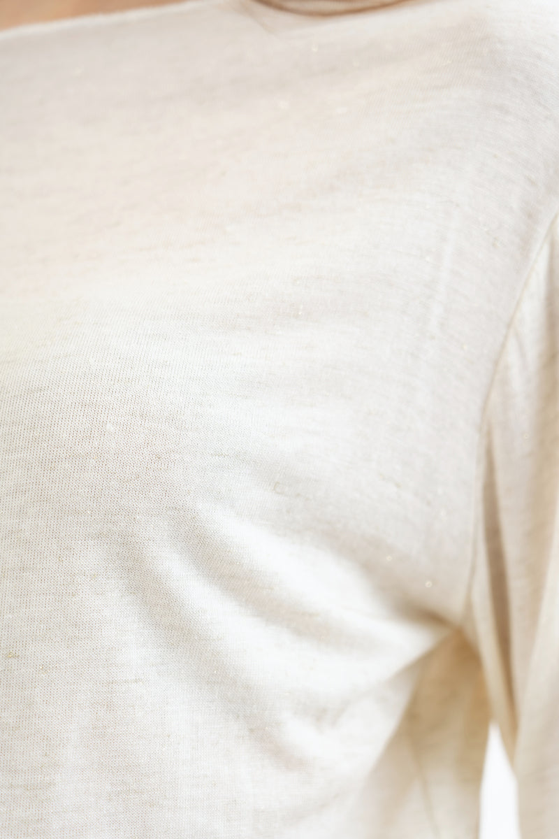 modella indossando Maglia over con scollo ampio in viscosa e cashmere con filo laminato colore