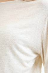 modella indossando Maglia over con scollo ampio in viscosa e cashmere con filo laminato colore