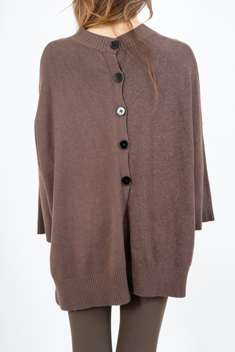 modella indossando Maglia lunga in misto viscosa con bottoni sul retro colore