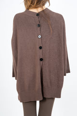 modella indossando Maglia lunga in misto viscosa con bottoni sul retro colore