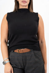 modella indossando Gilet smanicato in maglia viscosa con bordi a costina colore Nero Unica