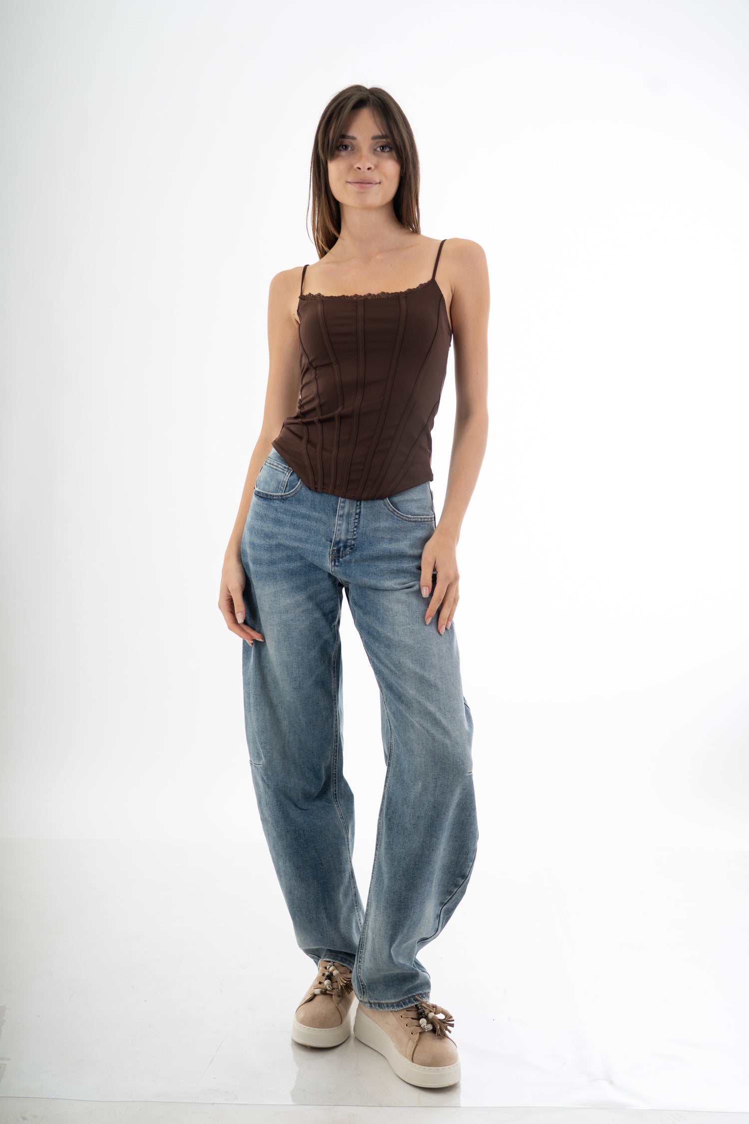 modella indossando Top effetto bustier in maglina elasticizzata con cuciture a vista e passamaneria colore