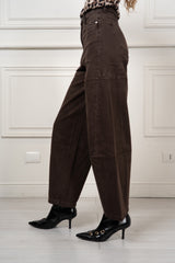 modella indossando Jeans Barrel Bexley colore