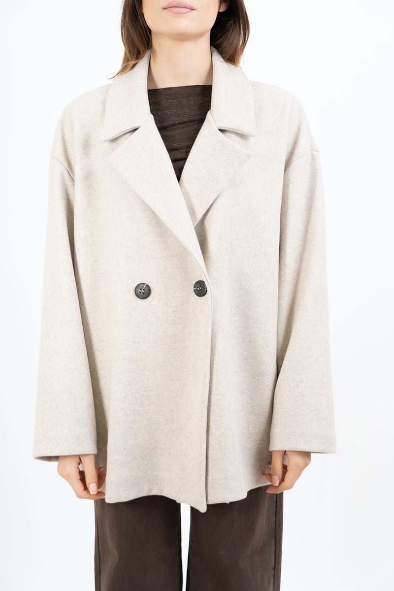 modella indossando Cappotto corto doppiopetto in panno morbido colore