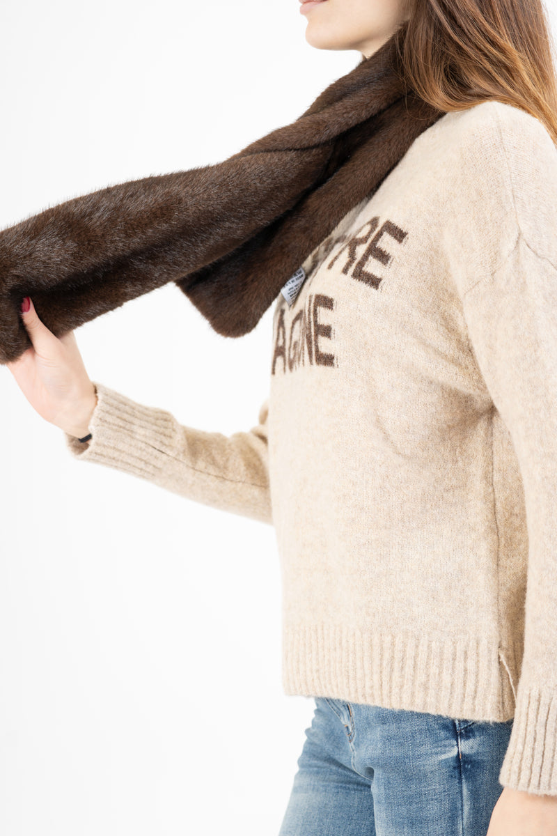 modella indossando Stola in eco-pelliccia morbida colore