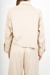 modella indossando Giacca in dainetto con zip e polsini regolabili colore