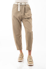 modella indossando Pantalone cropped vita alta con cintura intrecciata in tela canvas colore Fango Unica