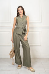 modella indossando Completo gilet portafoglio e pantalone palazzo in misto viscosa colore Militare Unica