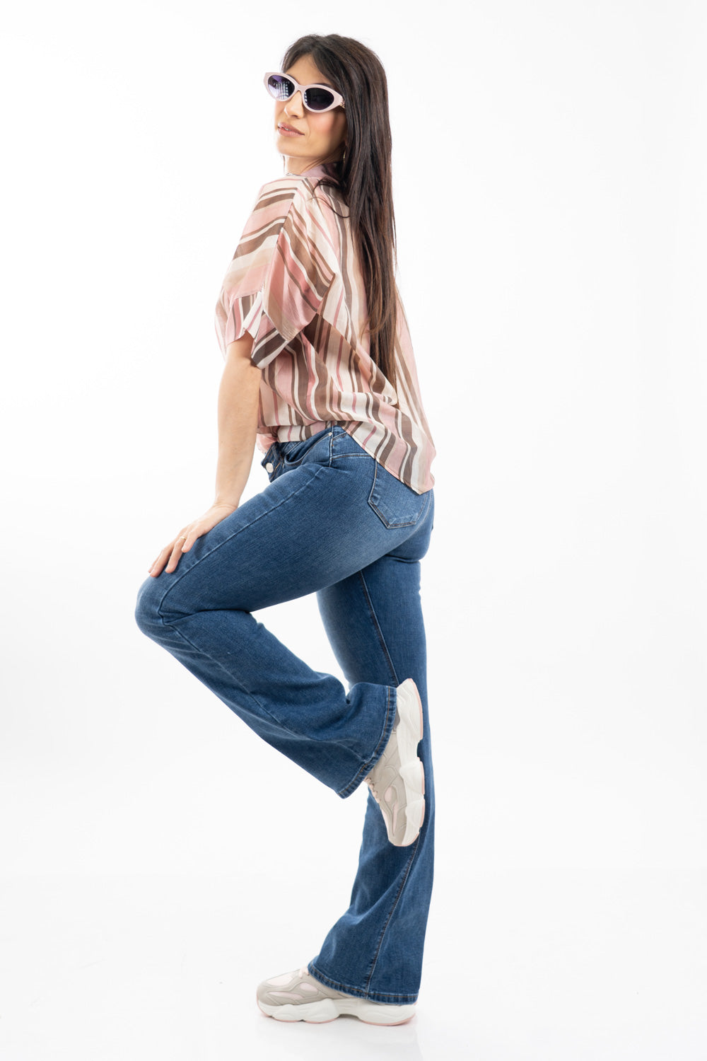 modella indossando Camicia ampia in Tencel leggero a righe con manica morbida colore