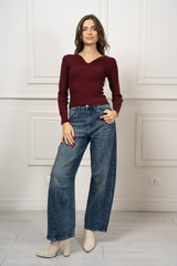 modella indossando Jeans Barrel Hudson colore