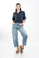 modella indossando Jeans balloon in denim elasticizzato con fondo taglio vivo colore