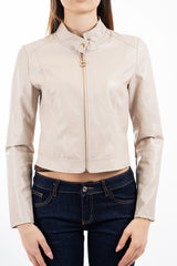 modella indossando Giacca in ecopelle morbida beige con zip frontale e collo coreano colore Beige