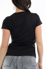 modella indossando T-shirt con Coniglio Ricamato Gioiello colore