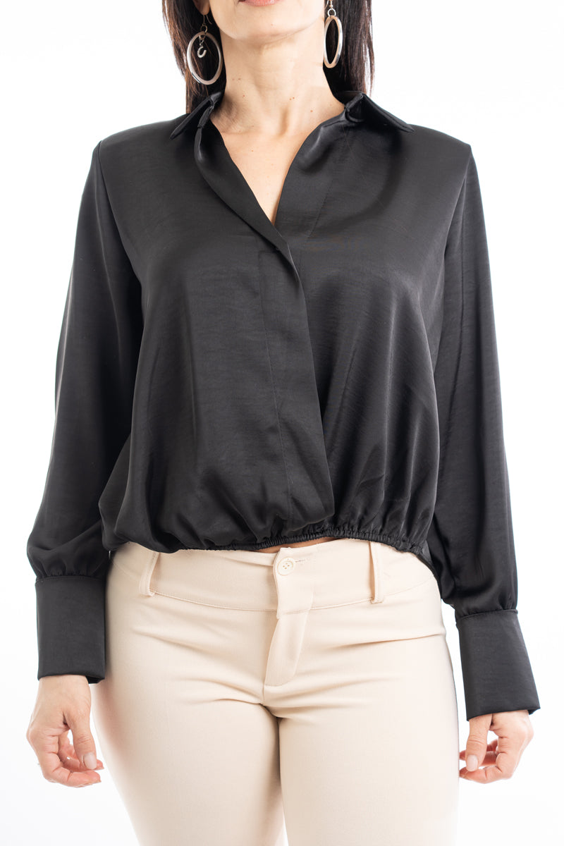 modella indossando Blusa in raso collo camicia con fondo elasticizzato colore Nero Unica