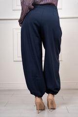 modella indossando Pantalone Osaka colore