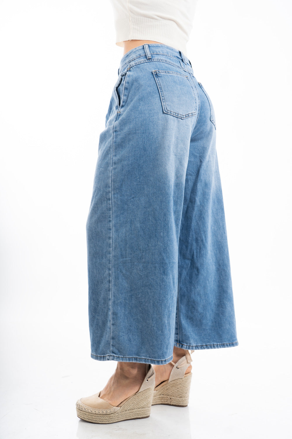 modella indossando Pantalone ampio denim leggero con pinces e tasche invisibili colore
