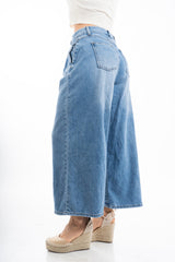 modella indossando Pantalone ampio denim leggero con pinces e tasche invisibili colore