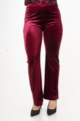 modella indossando Pantalone a zampa in velluto liscio elasticizzato colore