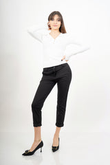 modella indossando Maglia serafino in maglina elasticizzata con foro per il pollice colore