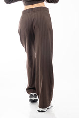 modella indossando Pantalone palazzo gessato in poliviscosa con coulisse regolabile in vita colore