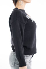 modella indossando Maglione girocollo con scritta “Ho sempre ragione” in cotone misto colore