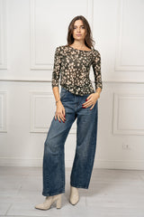modella indossando Jeans Barrel Hudson colore Denim Medio