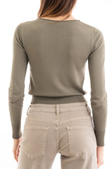 modella indossando Maglia corta in viscosa leggera a manica lunga con scollo rotondo colore