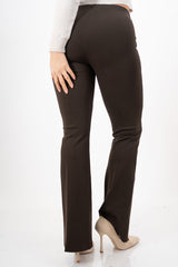 modella indossando Pantalone donna punto Milano marrone elasticizzato a zampetta vita alta colore