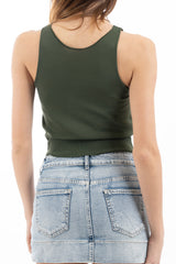 modella indossando Top smanicato in maglia di viscosa con fondo a costina colore