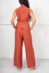 modella indossando Completo gilet portafoglio e pantalone palazzo in misto viscosa colore