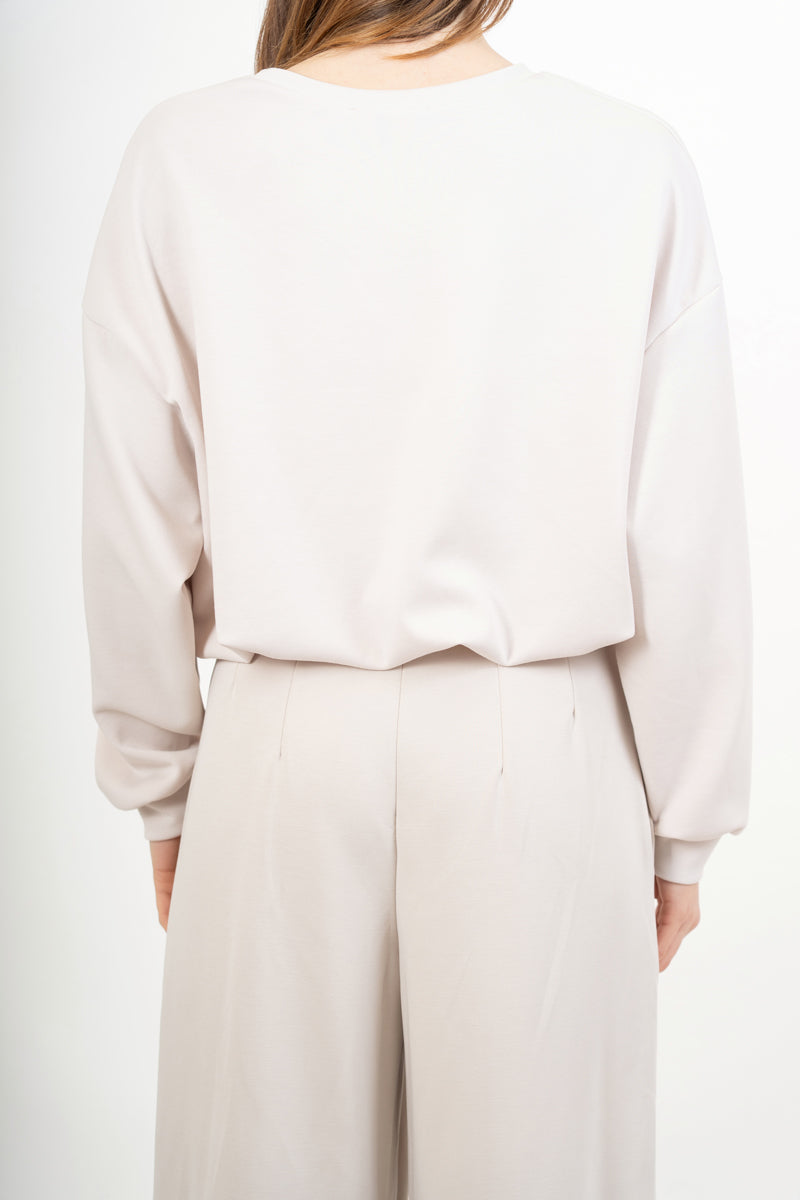 modella indossando Maglia felpa over con spalla scesa ed effetto palloncino colore