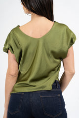 modella indossando Blusa effetto raso cangiante con scollo V e manica con cucitura interna colore